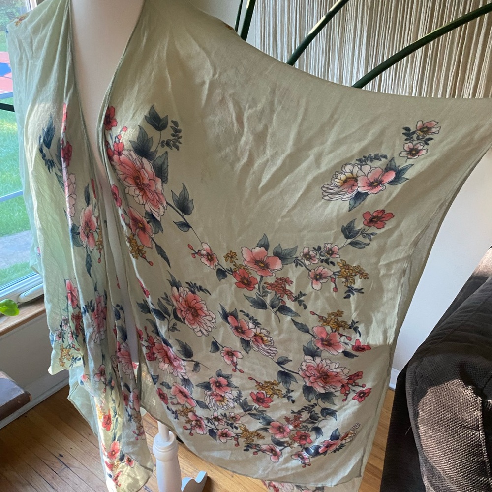 American Eagle Outfitters Floral kimono Wrap